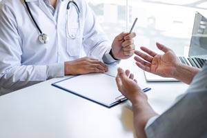 Los profesionales de la salud explican a los pacientes el funcionamiento y uso sobre este fármaco.
