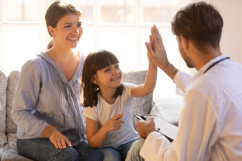 Psicólogo trabaja con una niña