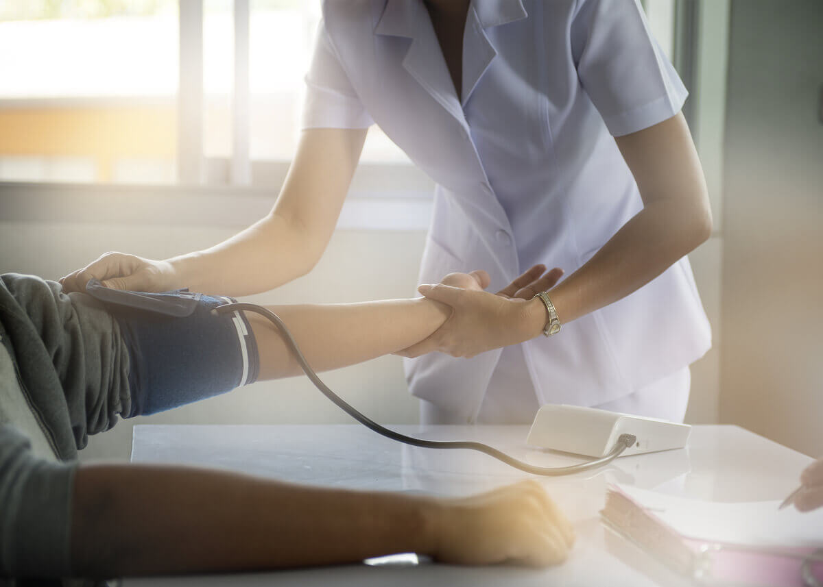 Enfermera midiendo la tensión a un paciente